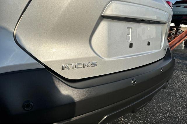 Photo of 2020 Brilliant Silver Metallic Nissan Kicks