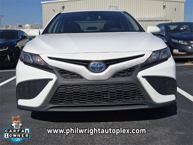 Photo of 2021 Super White Toyota Camry