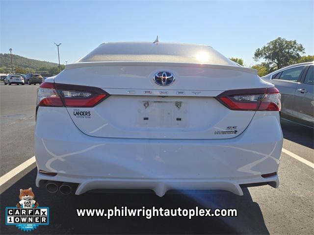 Photo of 2021 Super White Toyota Camry