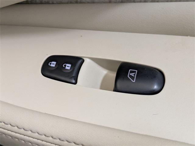 Photo of 2023 Pearl White Tricoat Nissan Murano