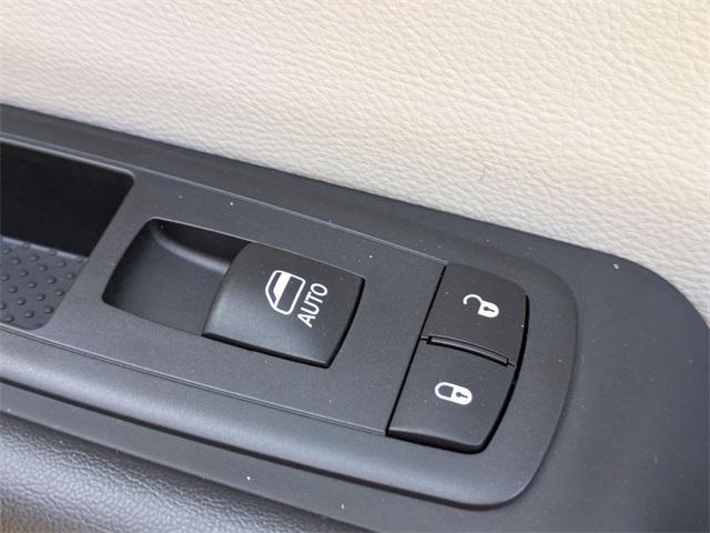 Photo of 2017 Bright White Clearcoat Chrysler Pacifica