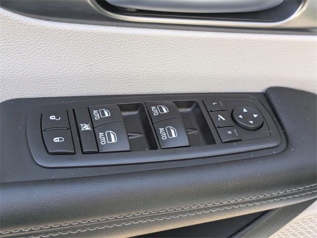 Photo of 2017 Bright White Clearcoat Chrysler Pacifica