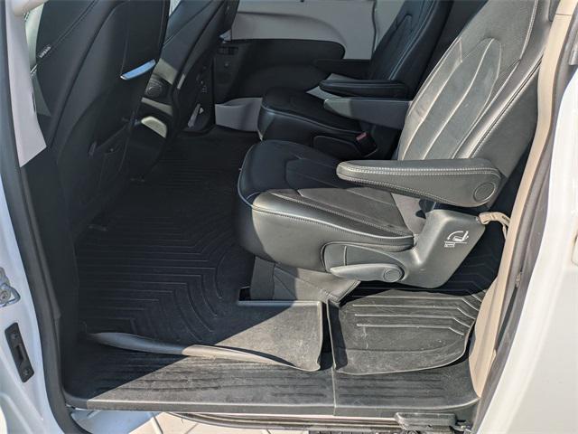 Photo of 2017 Bright White Clearcoat Chrysler Pacifica