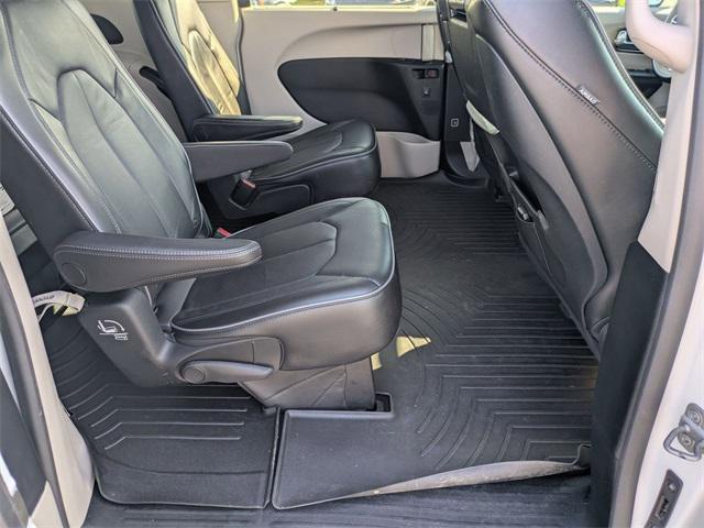 Photo of 2017 Bright White Clearcoat Chrysler Pacifica