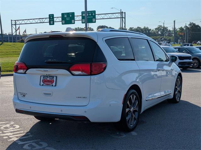 Photo of 2017 Bright White Clearcoat Chrysler Pacifica