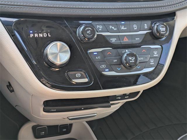 Photo of 2017 Bright White Clearcoat Chrysler Pacifica