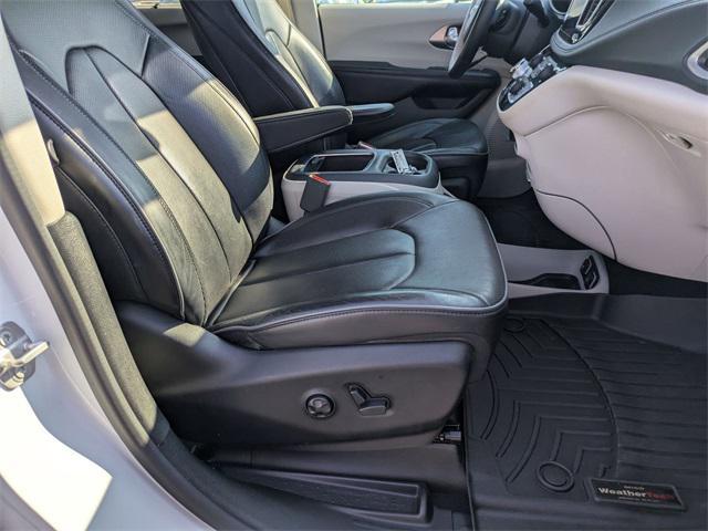 Photo of 2017 Bright White Clearcoat Chrysler Pacifica