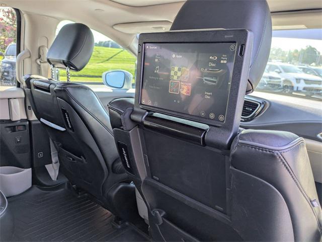 Photo of 2017 Bright White Clearcoat Chrysler Pacifica