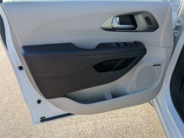 Photo of 2017 Bright White Clearcoat Chrysler Pacifica