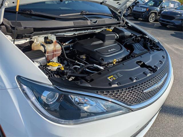Photo of 2017 Bright White Clearcoat Chrysler Pacifica