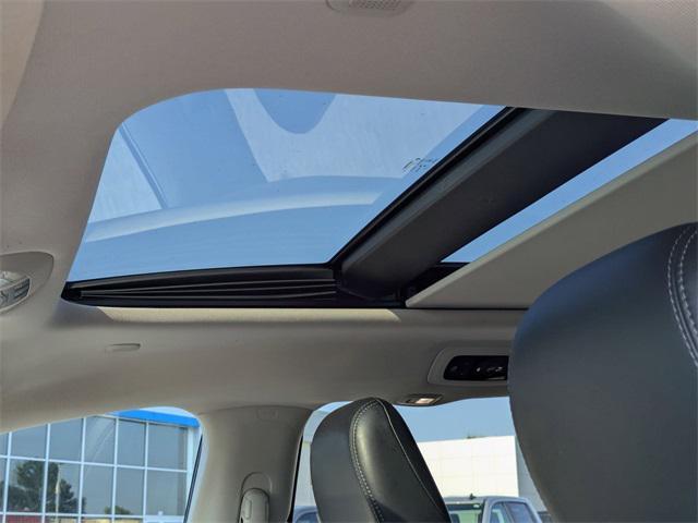 Photo of 2017 Bright White Clearcoat Chrysler Pacifica
