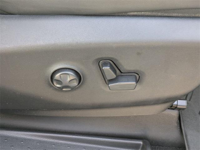 Photo of 2017 Bright White Clearcoat Chrysler Pacifica