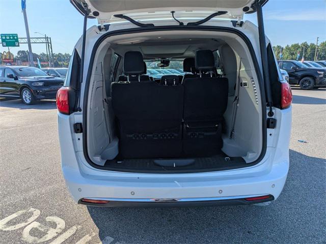Photo of 2017 Bright White Clearcoat Chrysler Pacifica