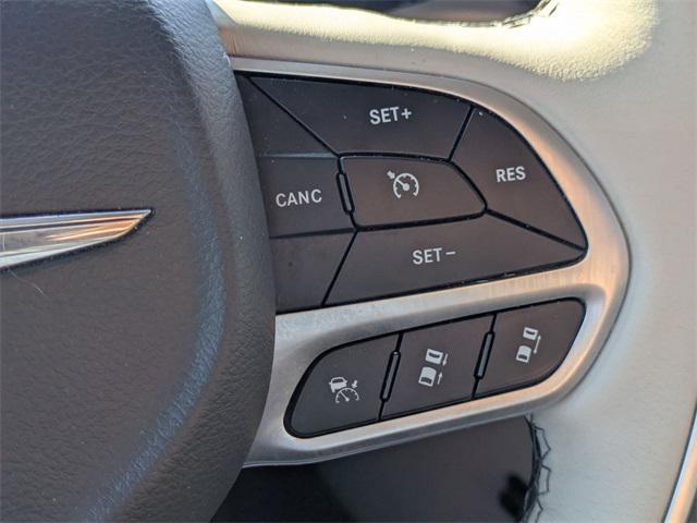 Photo of 2017 Bright White Clearcoat Chrysler Pacifica
