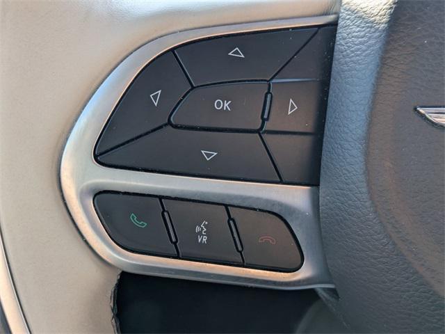 Photo of 2017 Bright White Clearcoat Chrysler Pacifica