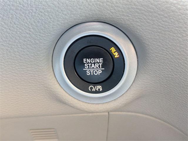 Photo of 2017 Bright White Clearcoat Chrysler Pacifica