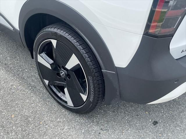 Photo of 2025 Aspen White Tricoat/Super Black Nissan Kicks