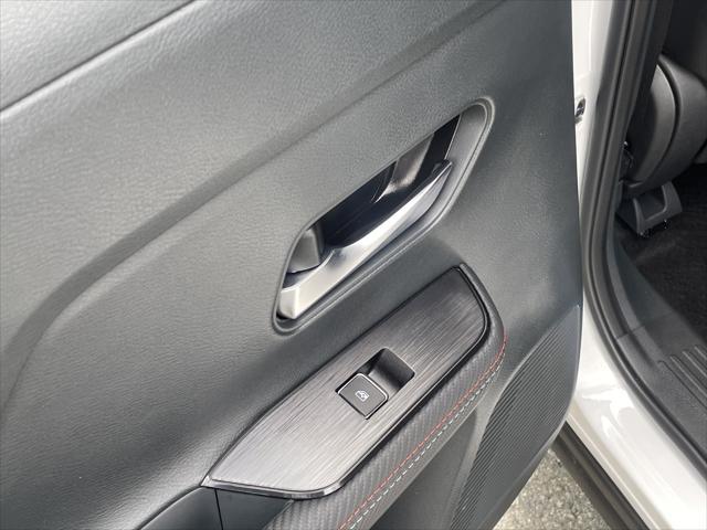 Photo of 2025 Aspen White Tricoat/Super Black Nissan Kicks