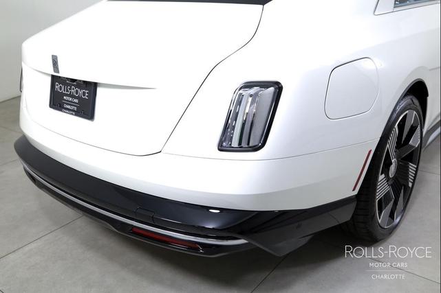 Photo of 2025 English White Rolls-Royce Spectre