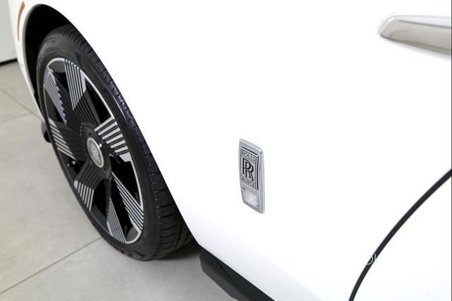 Photo of 2025 English White Rolls-Royce Spectre