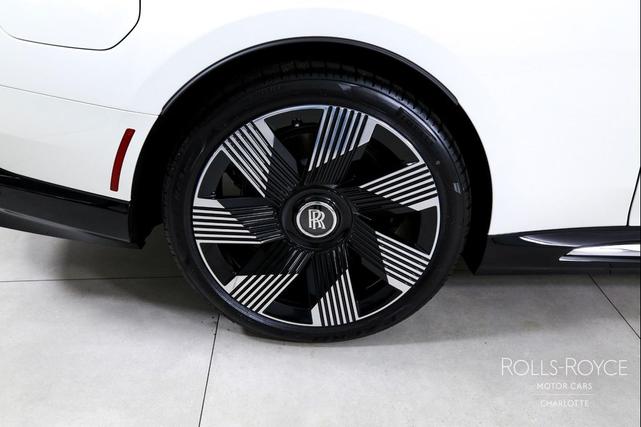 Photo of 2025 English White Rolls-Royce Spectre