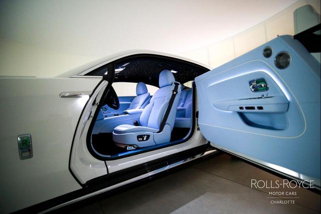Photo of 2025 English White Rolls-Royce Spectre