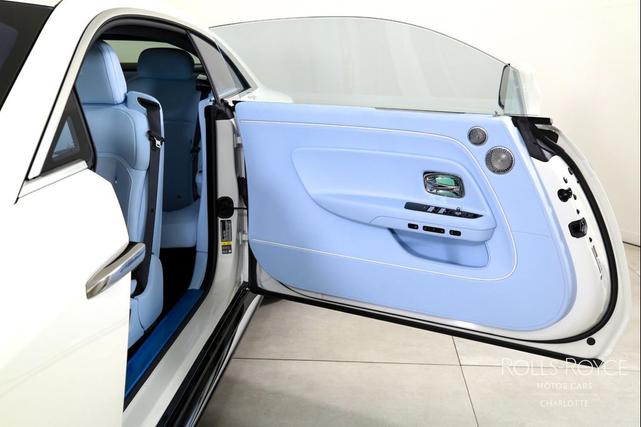 Photo of 2025 English White Rolls-Royce Spectre