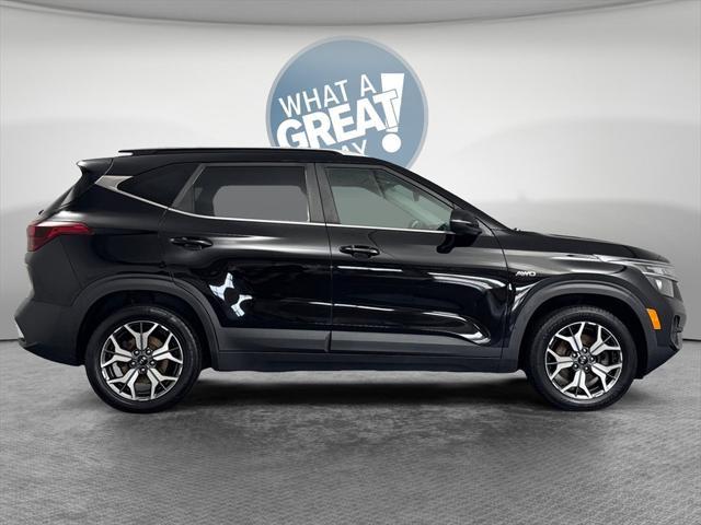 Photo of 2021 Cherry Black Kia Seltos