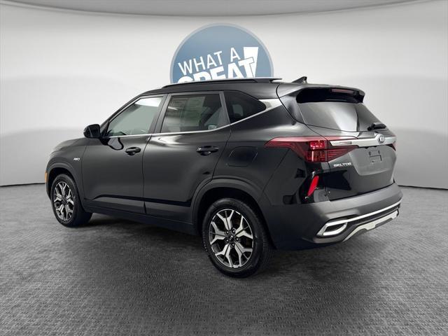 Photo of 2021 Cherry Black Kia Seltos