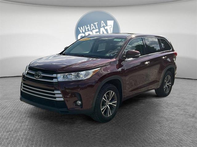 Photo of 2017 Ooh La La Rouge Mica Toyota Highlander