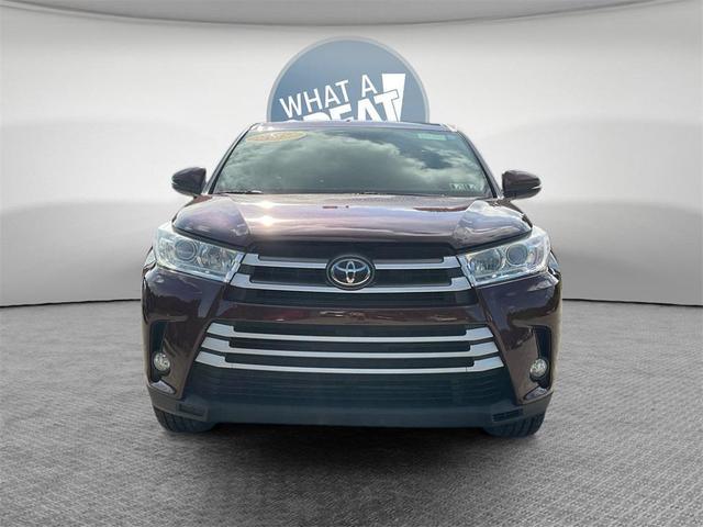 Photo of 2017 Ooh La La Rouge Mica Toyota Highlander