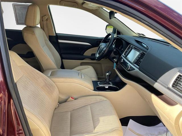 Photo of 2017 Ooh La La Rouge Mica Toyota Highlander