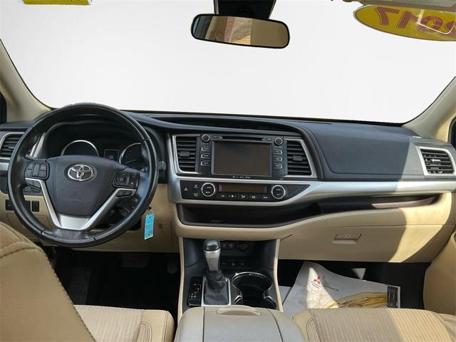Photo of 2017 Ooh La La Rouge Mica Toyota Highlander