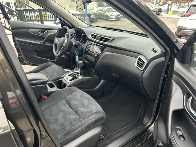 Photo of 2016 Midnight Jade Nissan Rogue