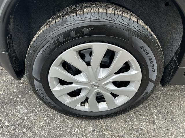 Photo of 2016 Midnight Jade Nissan Rogue