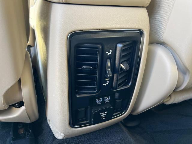 Photo of 2019 Granite Crystal Metallic Clearcoat Jeep Grand Cherokee