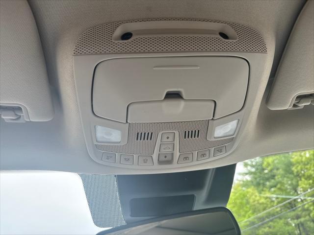 Photo of 2020 Star White Metallic Tri-Coat Ford Expedition