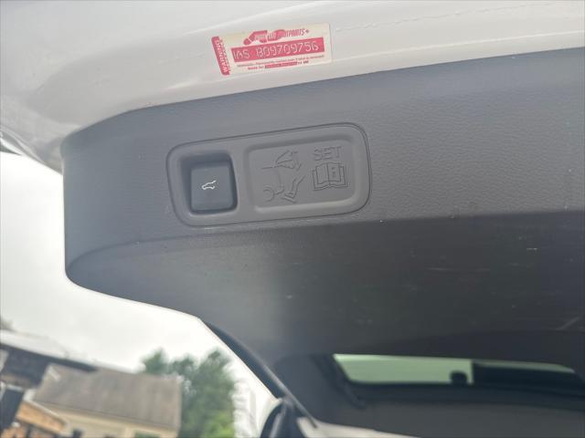 Photo of 2020 Star White Metallic Tri-Coat Ford Expedition
