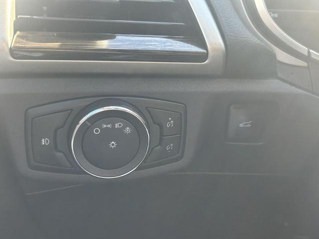 Photo of 2016 White Platinum Metallic Tri-Coat Ford Fusion