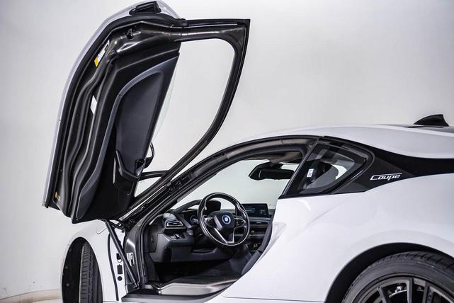 Photo of 2020 Crystal White Pearl Metallic w/BMW i Frozen Blue BMW i8