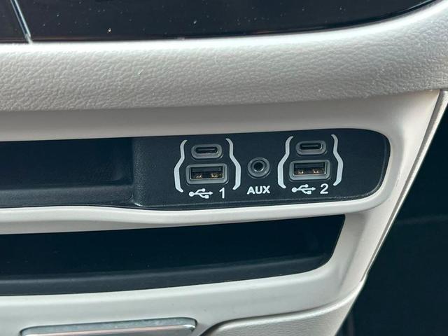 Photo of 2023 Bright White Clearcoat Chrysler Voyager
