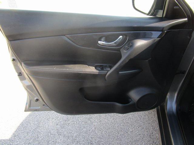 Photo of 2017 Gun Metallic Nissan Rogue