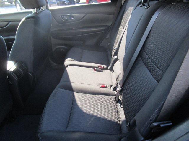Photo of 2017 Gun Metallic Nissan Rogue