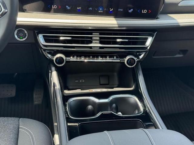 Photo of 2025 Black Chevrolet Traverse