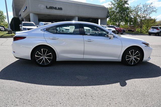 Photo of 2023 White Pearl Lexus ES 350