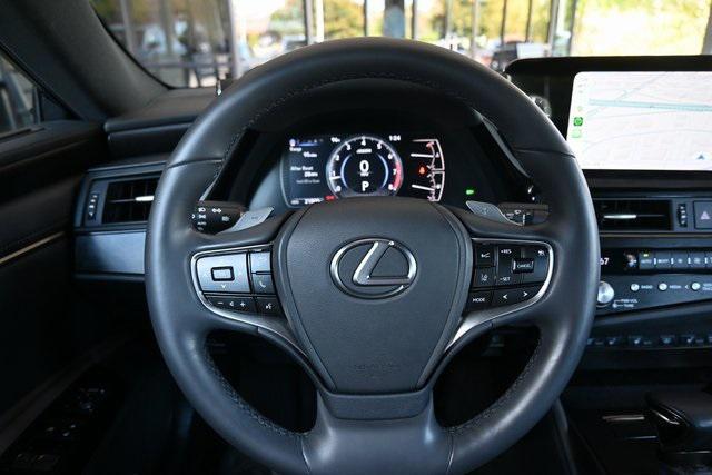 Photo of 2023 White Pearl Lexus ES 350