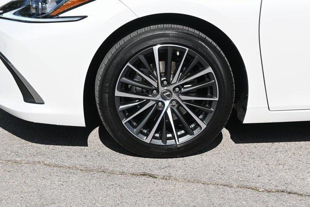 Photo of 2023 White Pearl Lexus ES 350