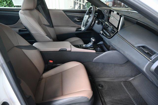 Photo of 2023 White Pearl Lexus ES 350