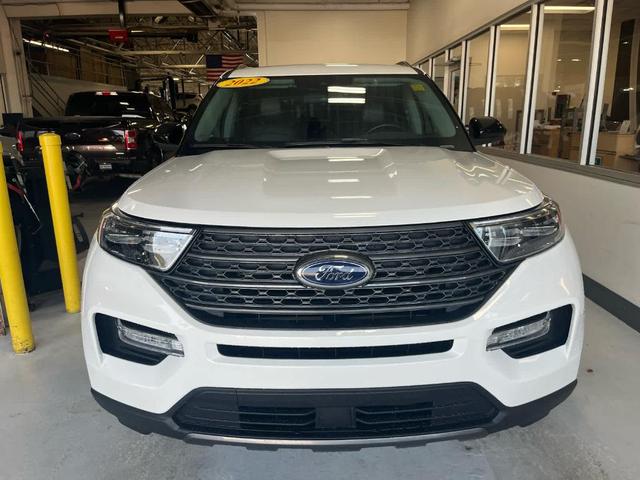 Photo of 2022 Star White Ford Explorer