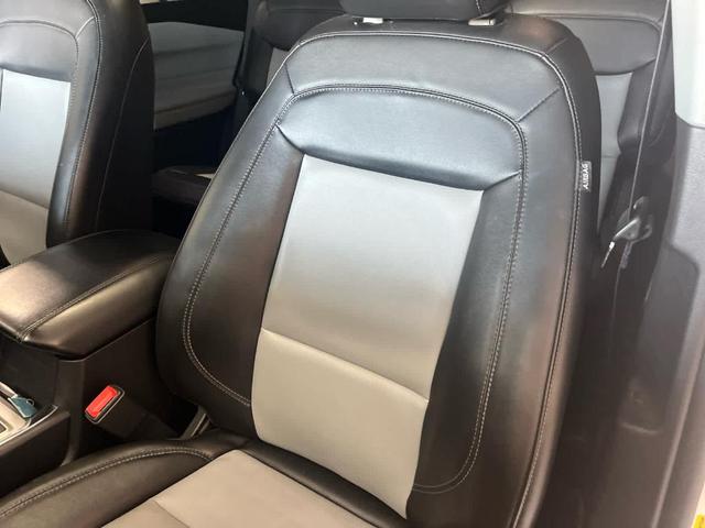 Photo of 2022 Star White Ford Explorer